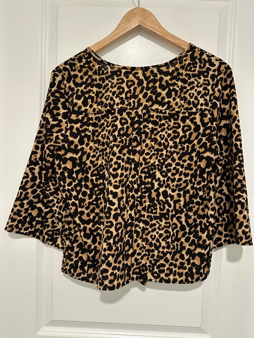 Leopard Print V-Neck Tie-Hem Blouse in Tan & Black Women’s Size Medium - Picture 2 of 7